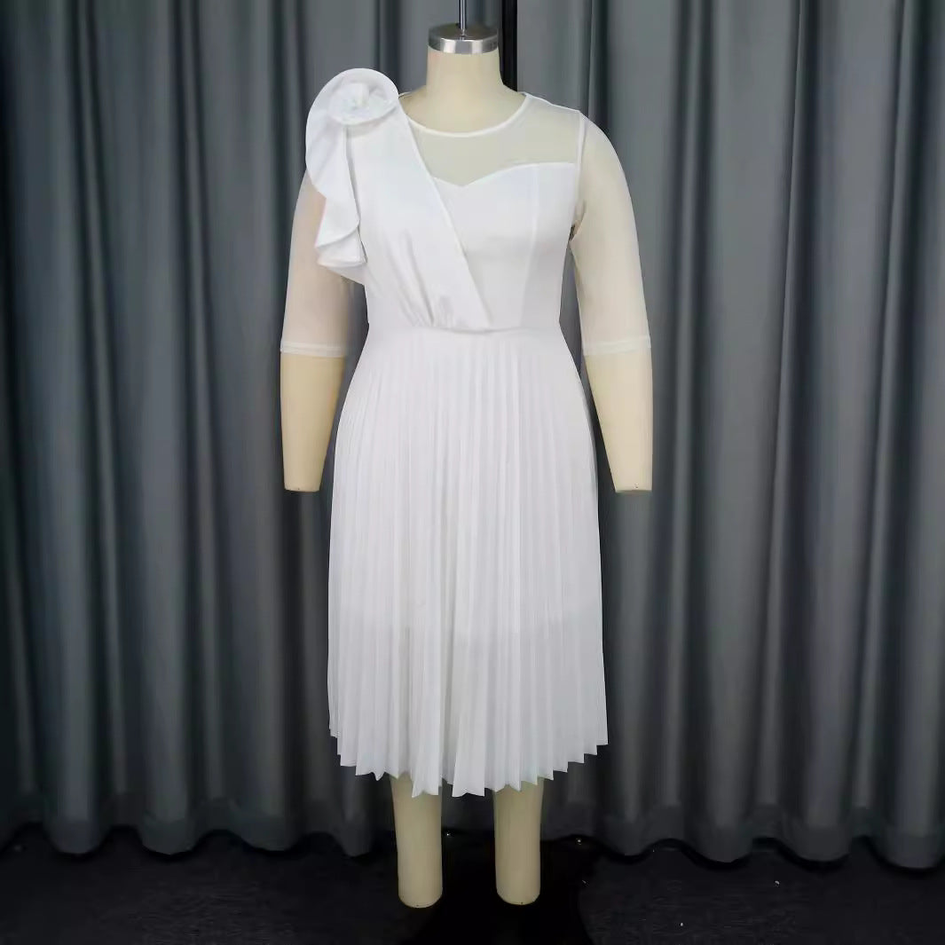 Dame elegant plisseret kjole med asymmetrisk design og blomster accent Skovae