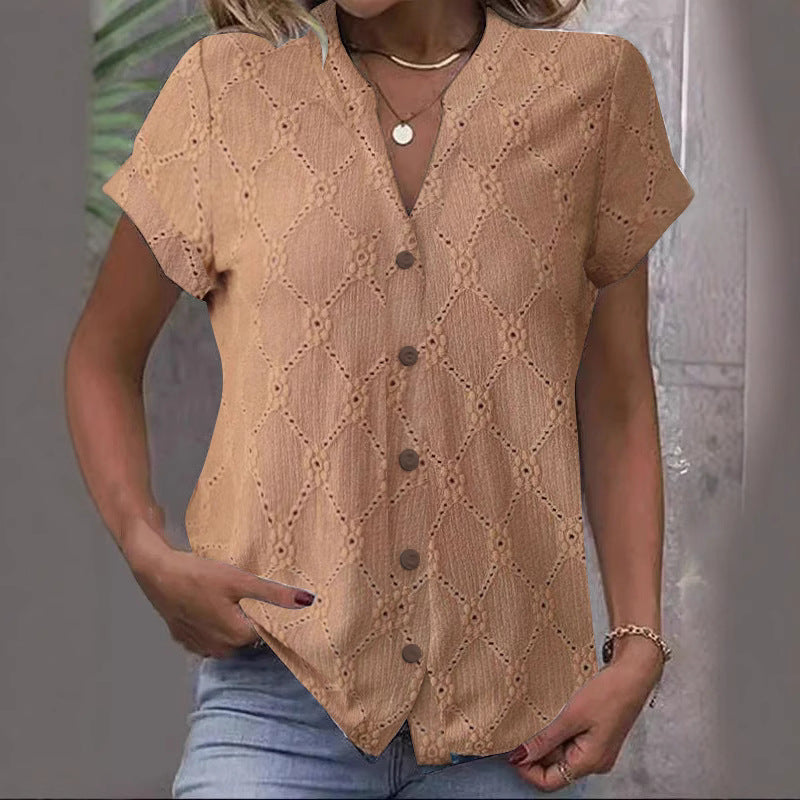 Damebluse med kunstnerisk hulmønster og fashionable knapdetaljer Stilla