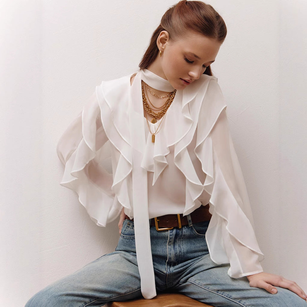 Damebluse med elegante ruffle-detaljer og smart bindebælte Stilla