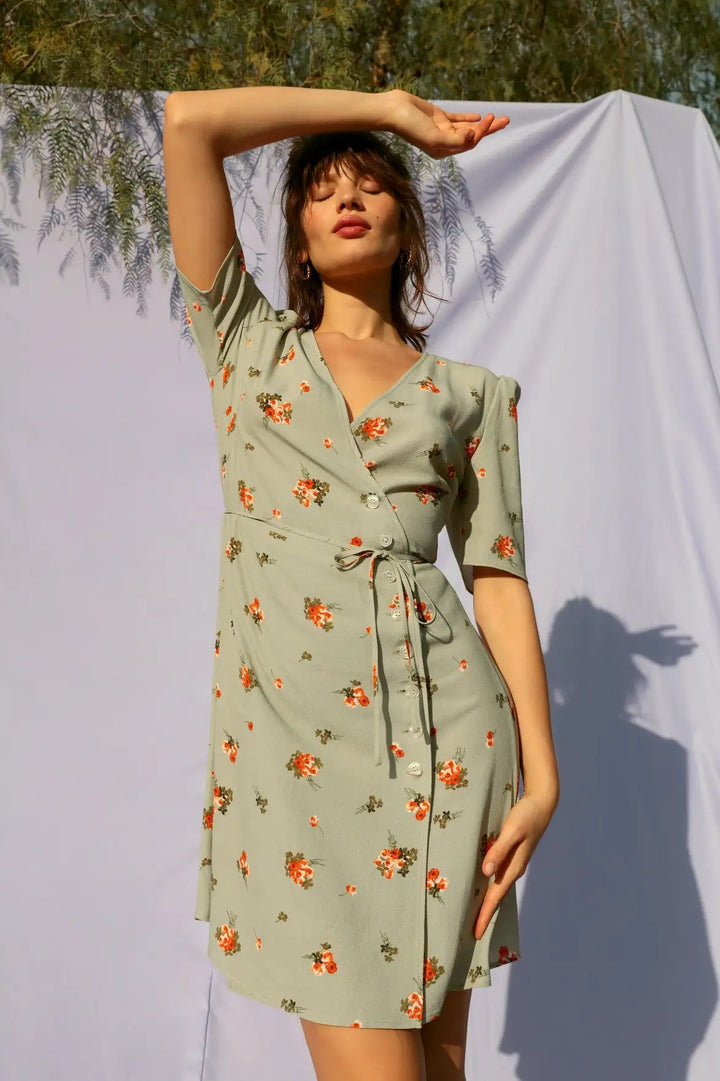 Damer sårkjole med floral mønster og elegant taljejustering Stilla