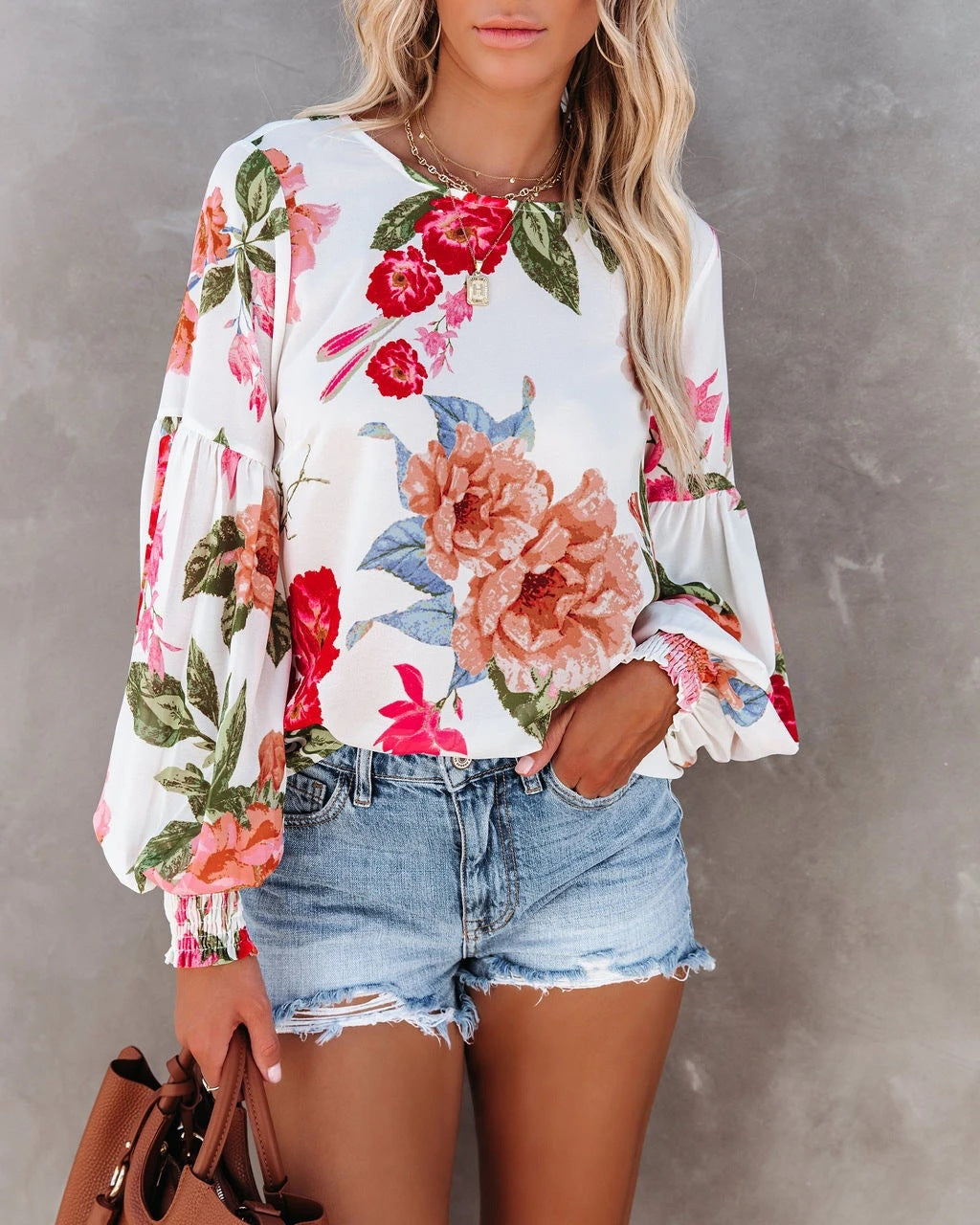 Damebluse med blomstertrykt og lange ærmer Stilla