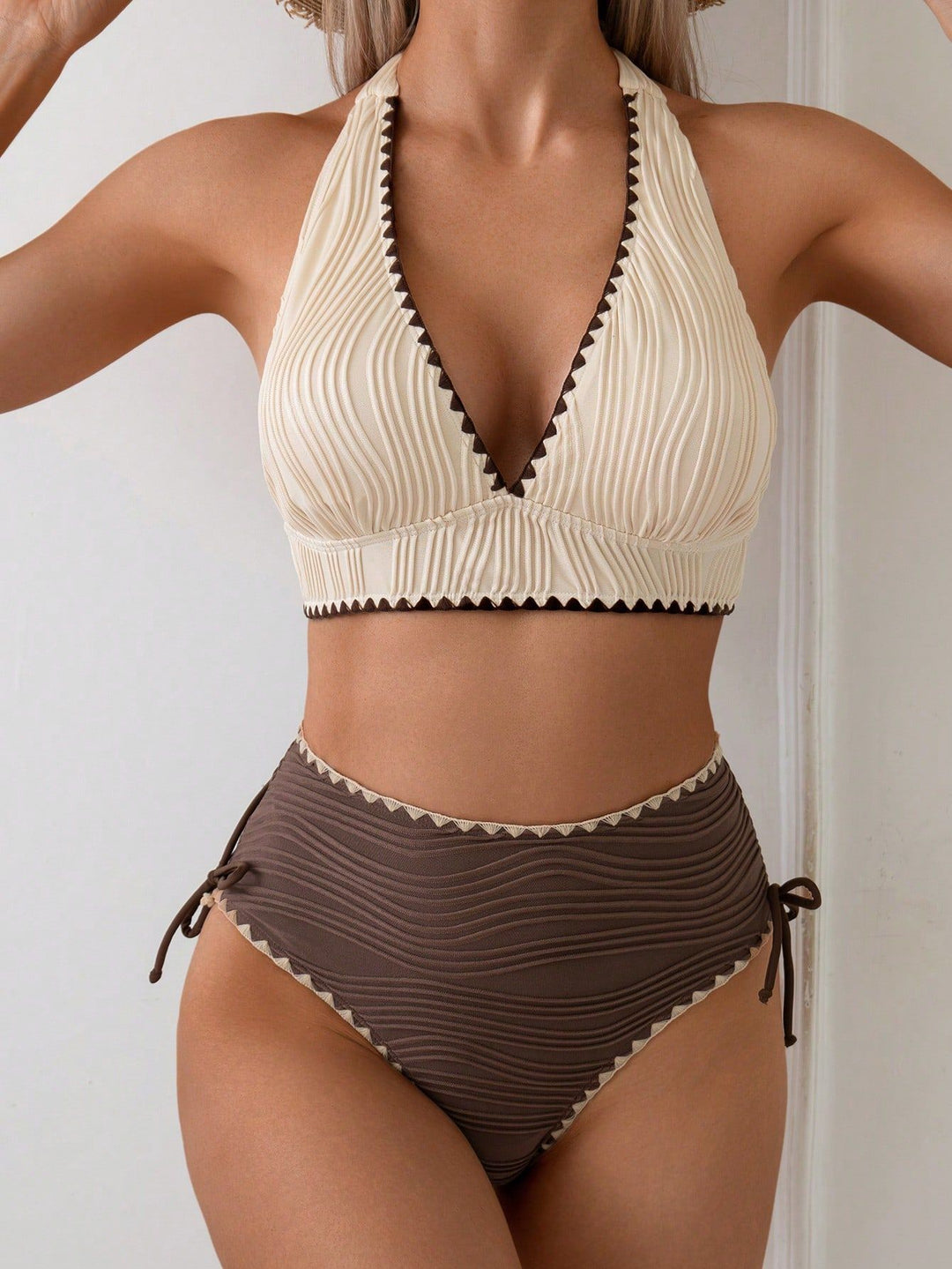 Dame bikini-top og højt skårne underdele Skovae