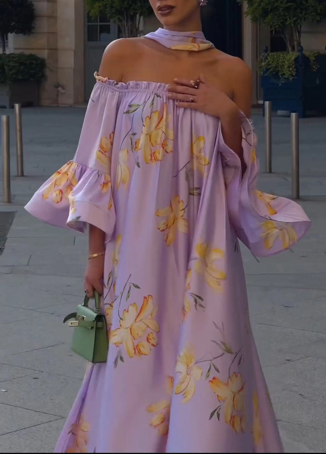 Kvinders elegante maxikjole med off-shoulder design og flæseærmer
