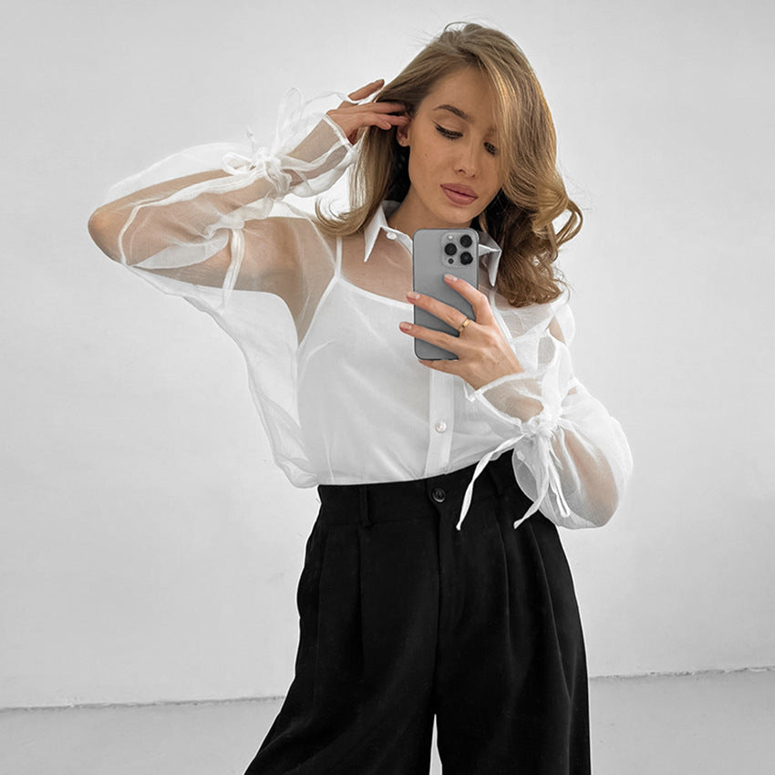Dame chiffonbluse med gennemsigtige ærmer og elegant knaplukning Stilla