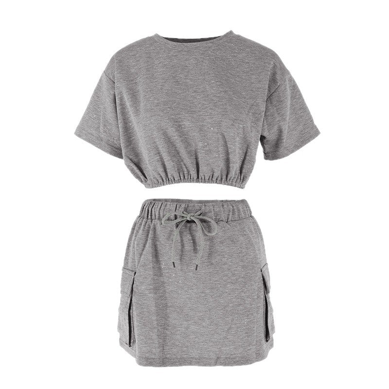 Dame afslappet fritidssæt med cropped T-shirt og nederdel Skovae