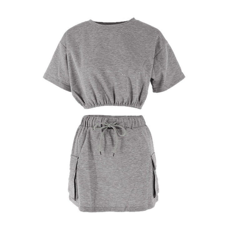 Dame afslappet fritidssæt med cropped T-shirt og nederdel Skovae