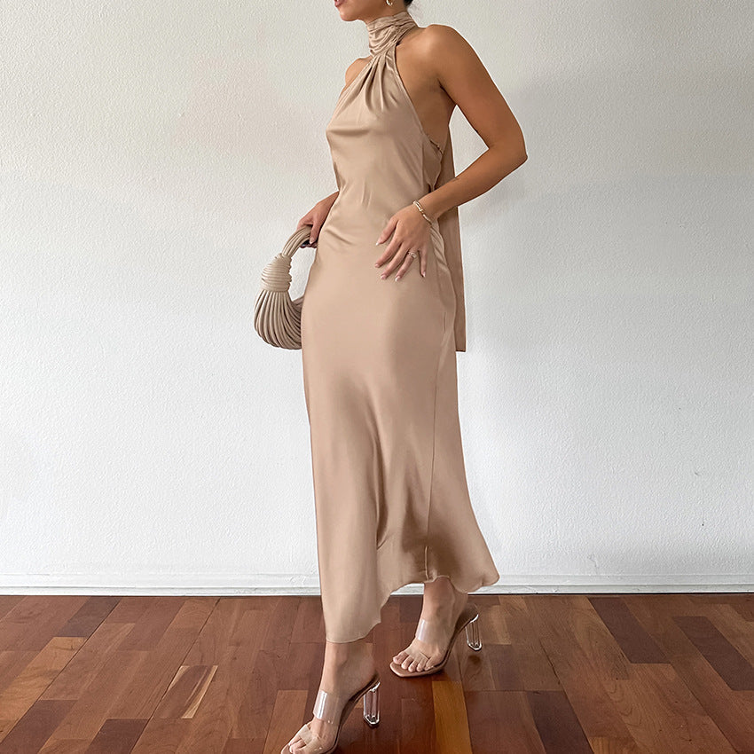 Dame maxikjole med elegant halterneck og figursyet snit Stilla