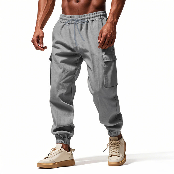 Herrer nan konisk skrånende joggere i utilitarisk stil med elastisk talje, snøre og klaplommer Skovae