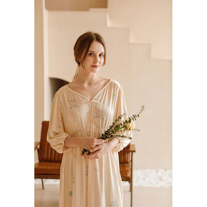 Dame pyjamasæt med elegant blomstret design og gennemgående knaplukning Stilla
