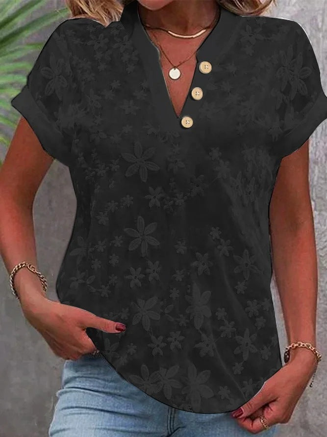 Damebluse med feminint blomsterbroderi-mønster Stilla
