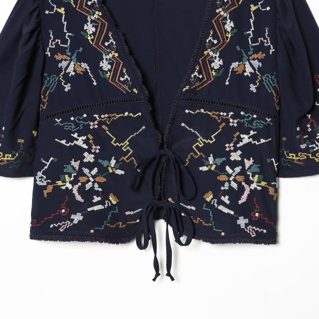 Dame kort bluse med plads til elegante bind Skovae