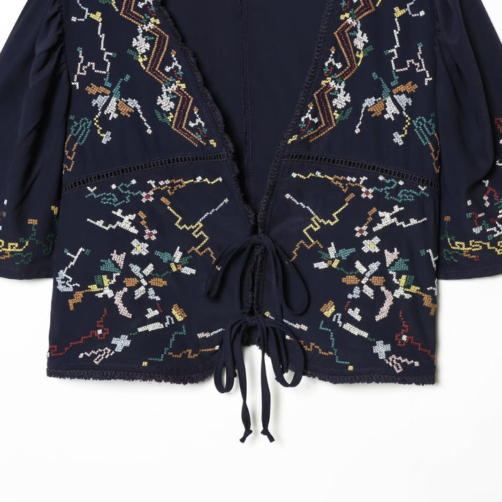 Dame kort bluse med plads til elegante bind Skovae