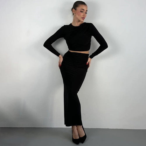 Dame Elegant og tætsiddende crop-top med lang nederdel og raffinerede rynkeelementer Stilla