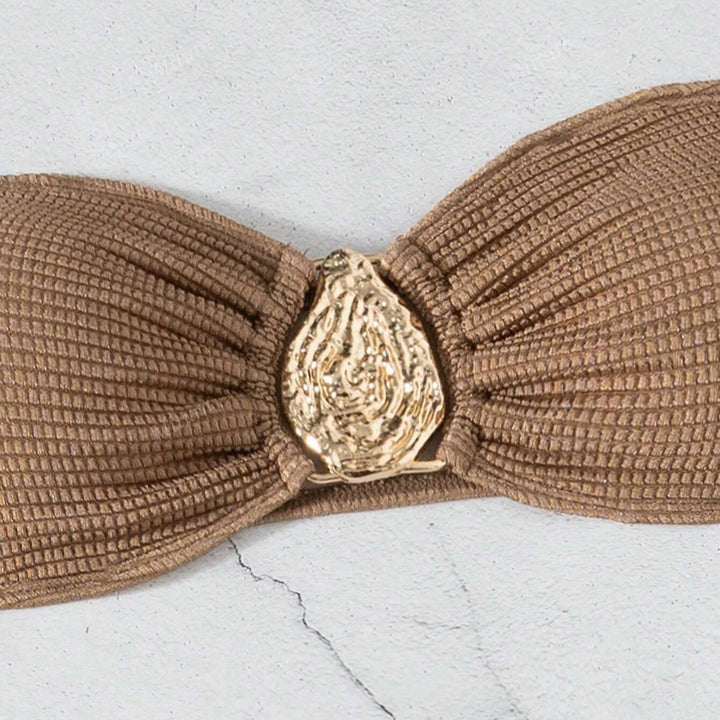 Dame bikini-sæt med dekoreret sarong og elegant bandeau-top Skovae