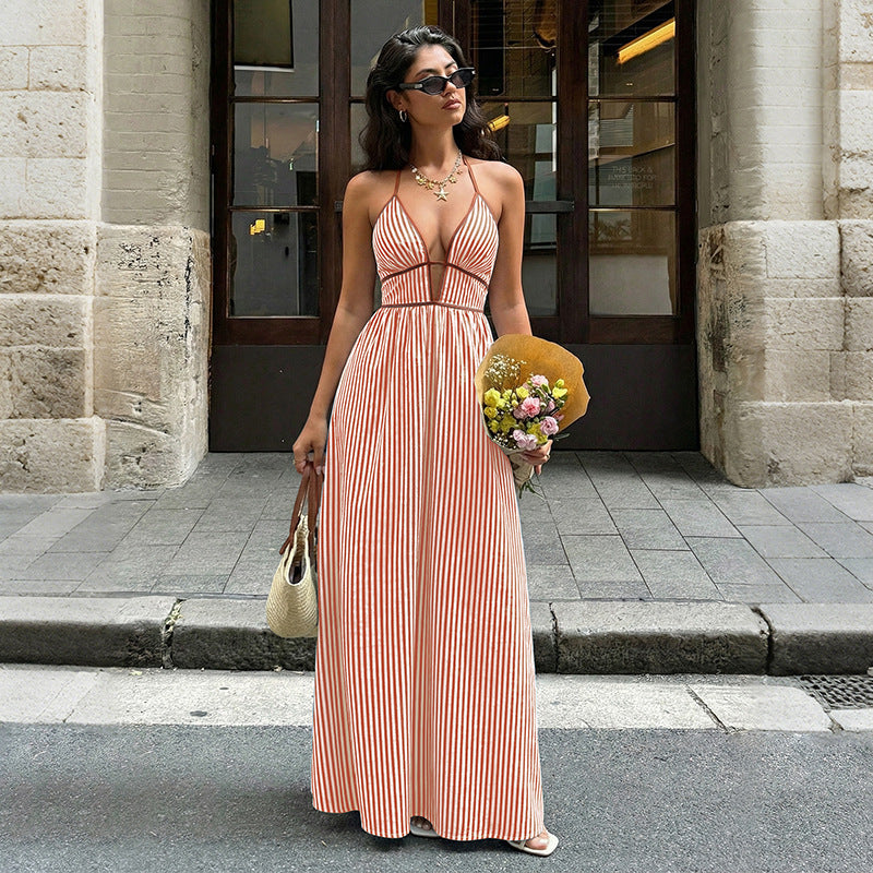 Damen Maxi-Kleid mit tiefem V-Ausschnitt und raffiniertem Streifenmuster Skovae