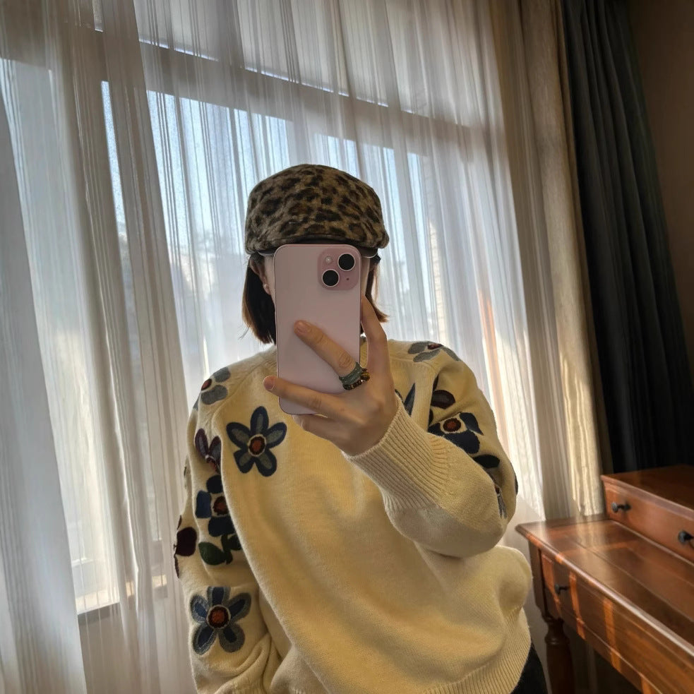Kvinders elegante strikket sweater med blomsterbroderi design og afslappet snit Stilla