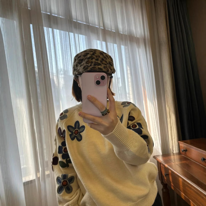 Kvinders elegante strikket sweater med blomsterbroderi design og afslappet snit Stilla