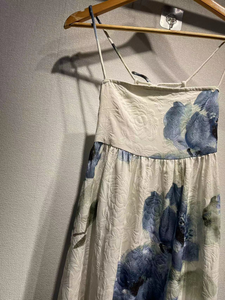 Dame flydende maxikjole med blomsterprint og fine spaghetti-stropper Stilla