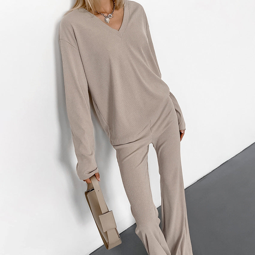 Dame fritid-loungewear-sæt med dyb V-udskæring og bred ben Stilla