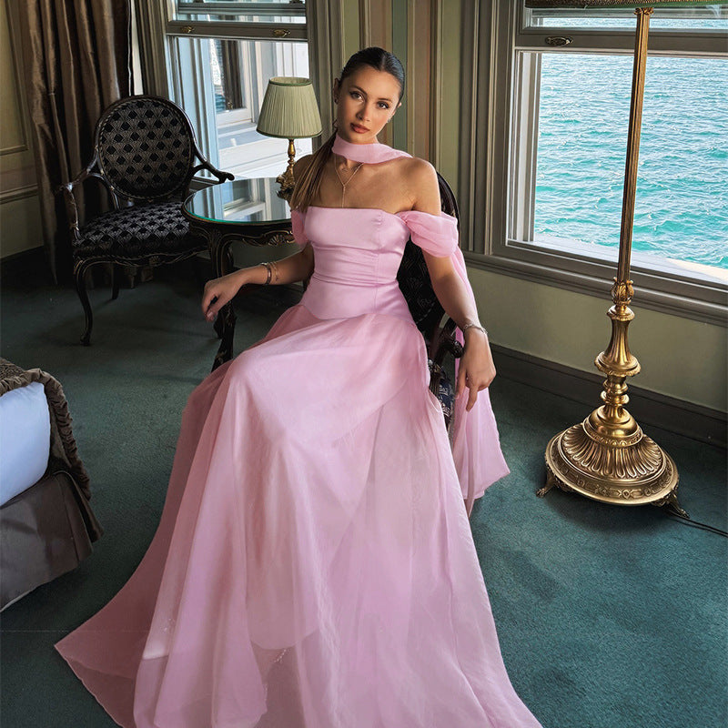 Kvinders Elegant Aftenkjole med Off-Shoulder Puffærmer og Choker