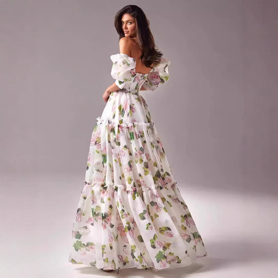Kvindernes elegante maxikjole med off-the-shoulder flæseærmer og blomsterdetaljer