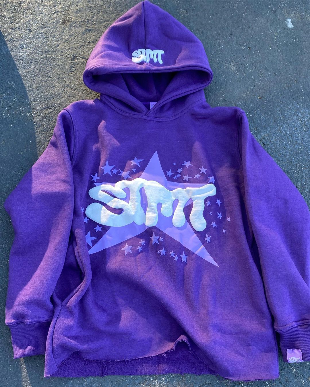 Kvinders hoodie med trendy grafisk design Skovae