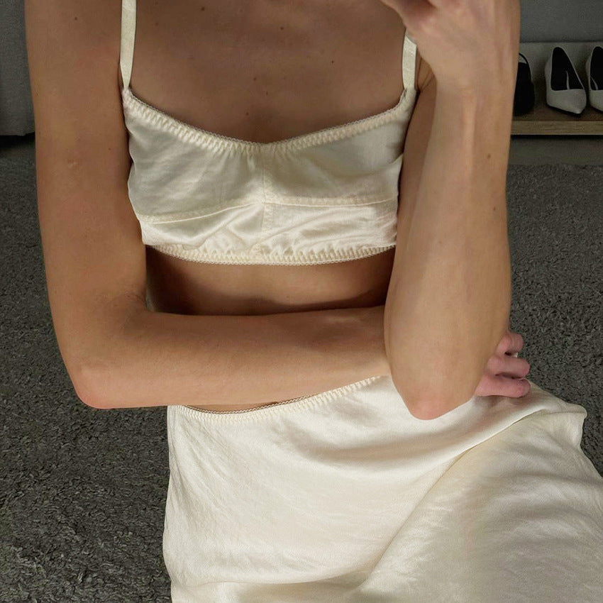 Dame sæt bestående af en volang dekoreret crop-top og kort A-linje nederdel Stilla