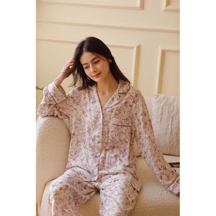 Dame Silke Pyjamas med blomstermønster og elegant knaplukning Stilla