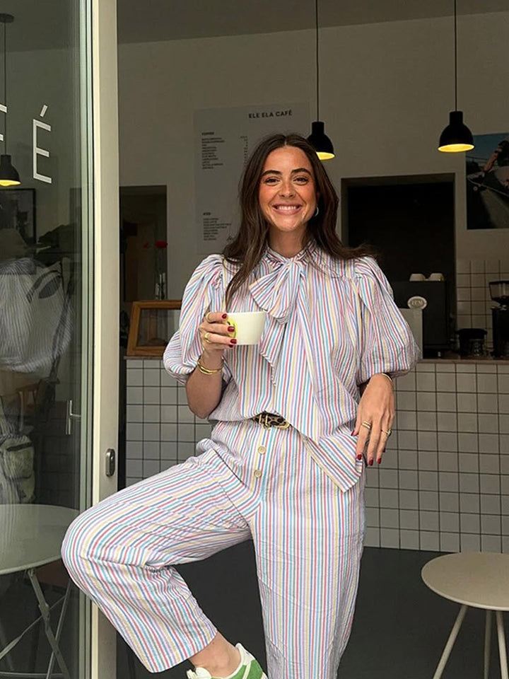 Dame bluse- og bukse-sæt med raffinerede ruffles detaljer Stilla