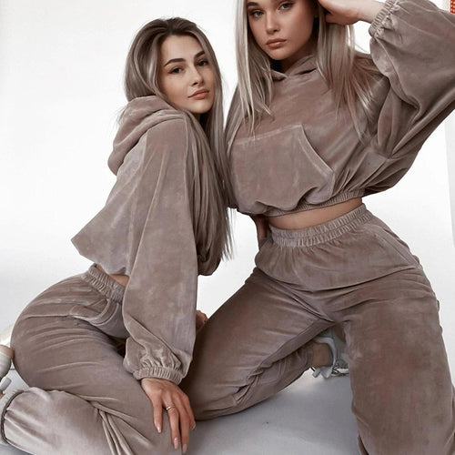 Kvinders loungewear sæt lavet af blød velour med cropped hoodie og elastiske bukser Skovae