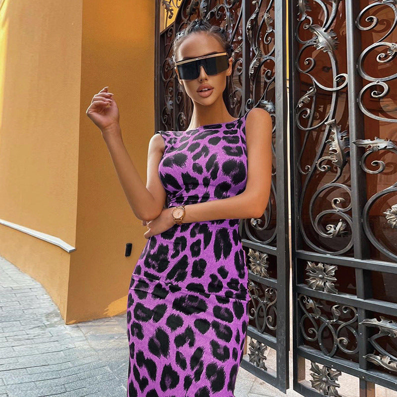 Dame tætsiddende leopard-minikjole med elegant udskæring Stilla