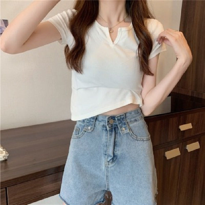 Kvindernes cropped t-shirt med en tætsiddende pasform og moderne detaljer