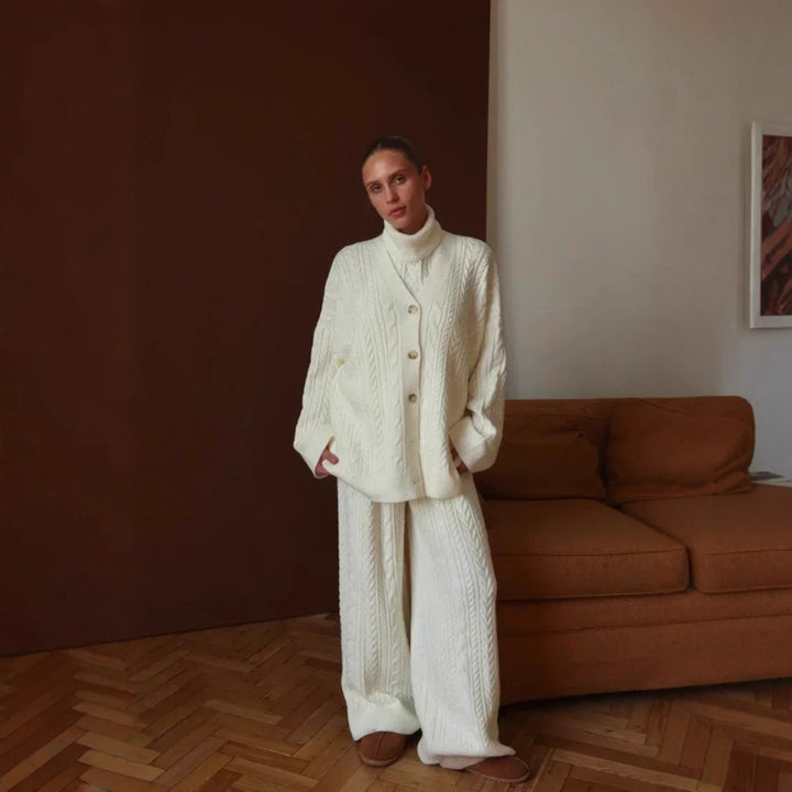 Damernes strikkede loungewear sæt med loose fit og hyggelige detaljer Stilla