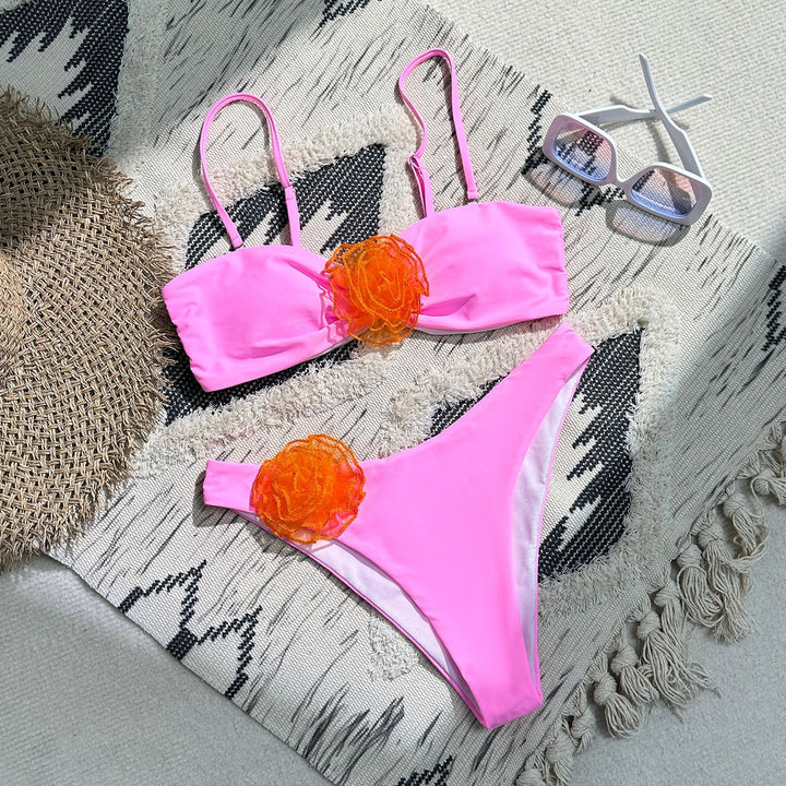 Dame bikini med dekorative blomsterapplikationer Stilla