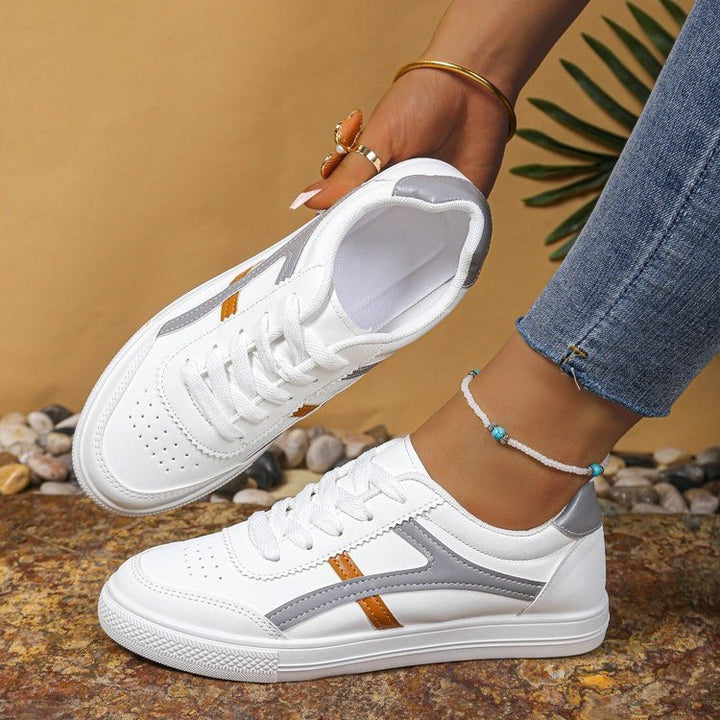 Dame Sneakers med sporty design og modeaccent Stilla