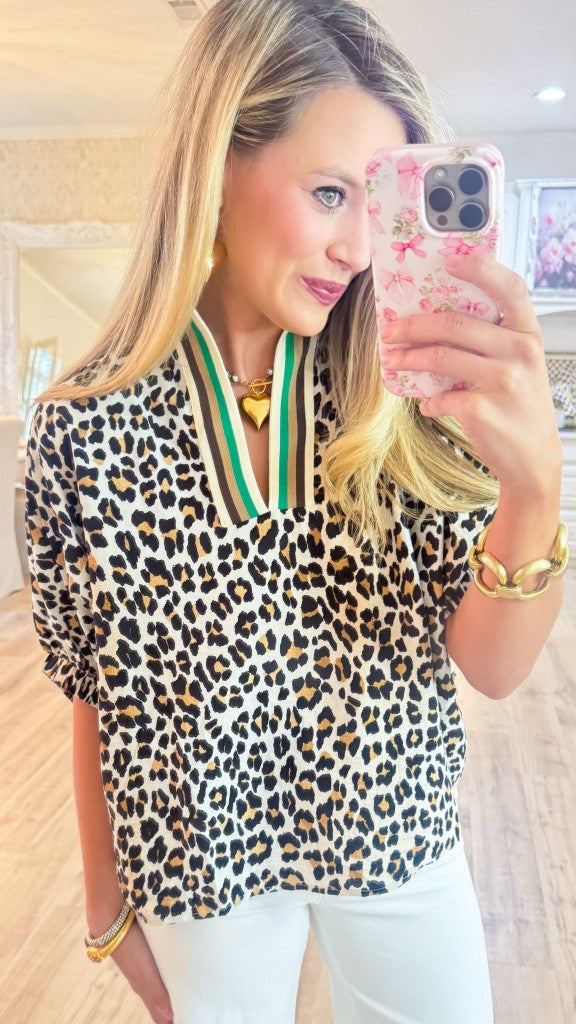 Dame moderigtigt T-shirt med leopardmønster og sporty krave Stilla