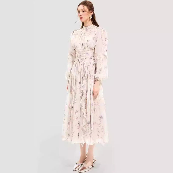 Kvinders midi kjole med blomsterbroderi og elegant bølget kant Skovae
