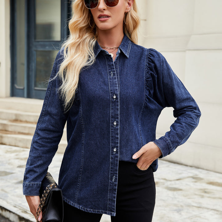 Dame denimskjorte med ruffle-detaljer og tætsiddende snit Stilla