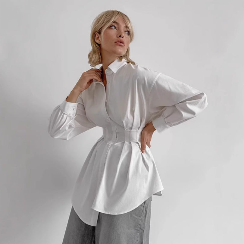 Damebluse med figursyet snit og elegante flæsedetaljer Stilla