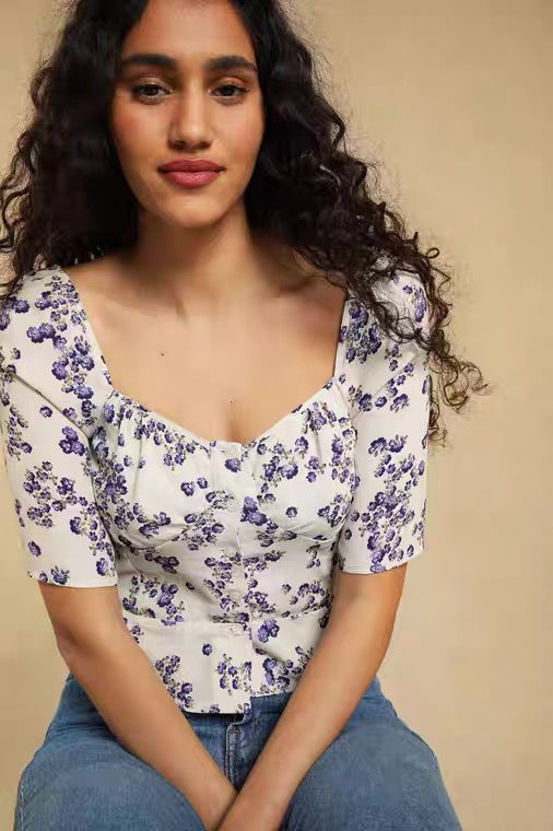 Dame bomuldsbluse med blomstermotiv og romantiske flæse detaljer Stilla