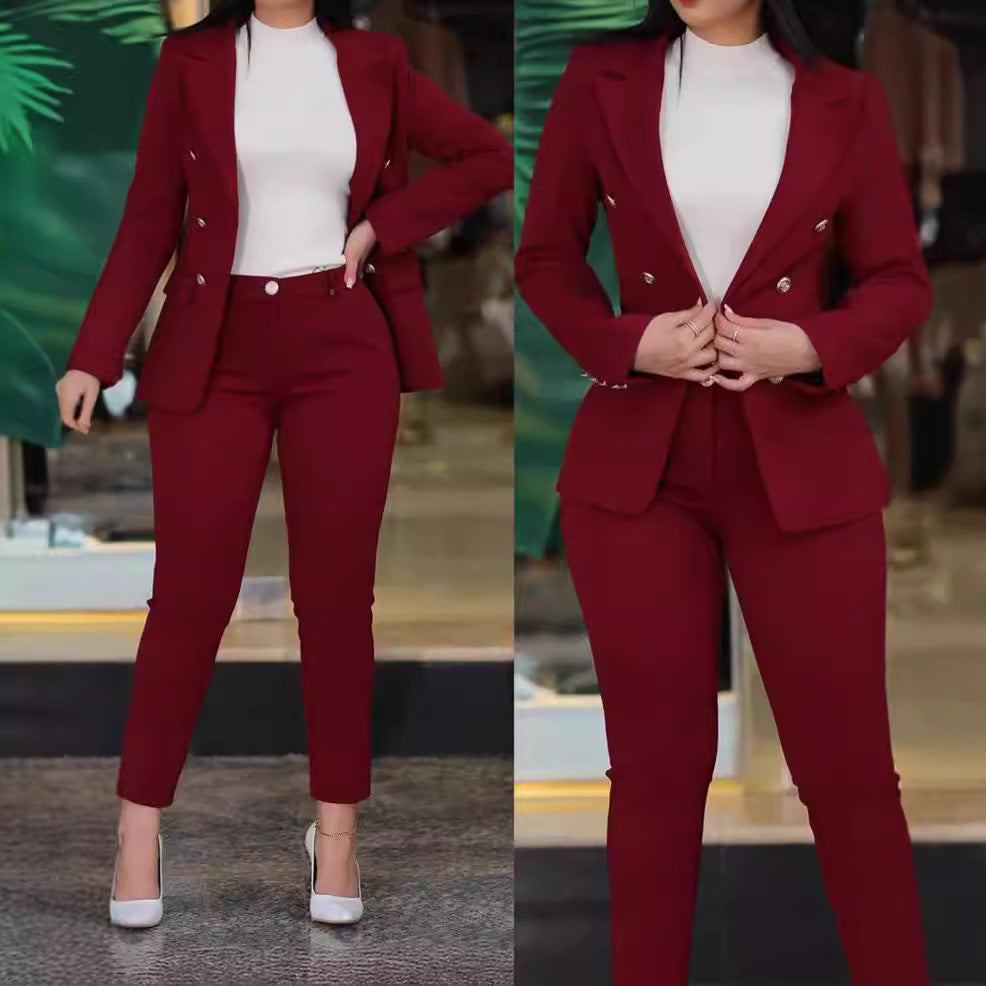 Dame moderne blazer-buksedragt med eksklusive knapdetaljer Stilla
