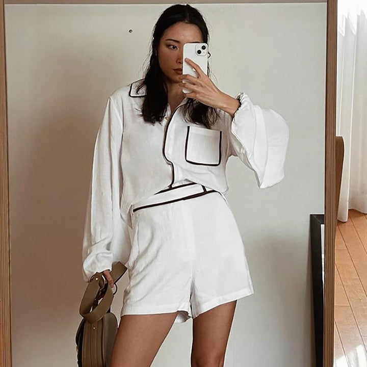 Dame sæt bestående af luftig bluse med puffærmer og shorts Stilla