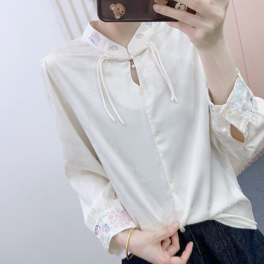 Damebluse med kunstneriske flæser og elegante perle detaljer Stilla