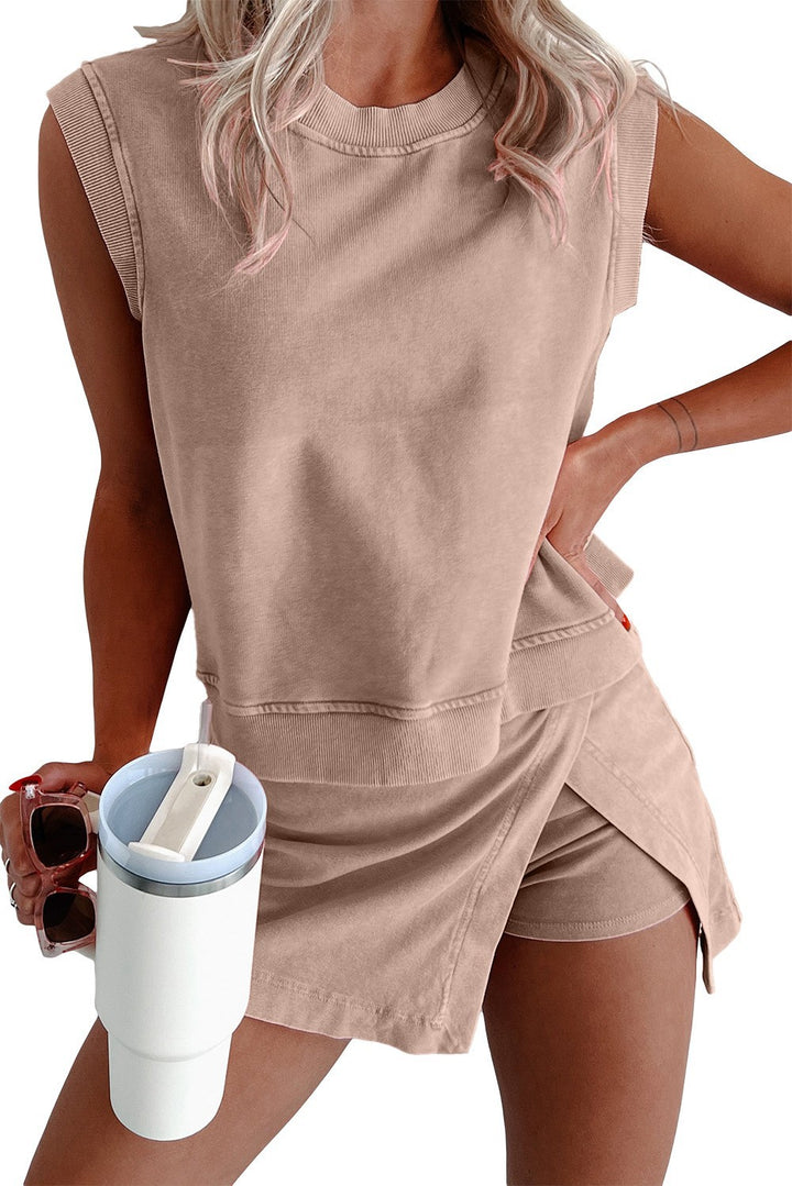 Dame med casual jersey stof sæt med ærmeløs boxy top og wrapped nederdel med indsyede shorts Skovae