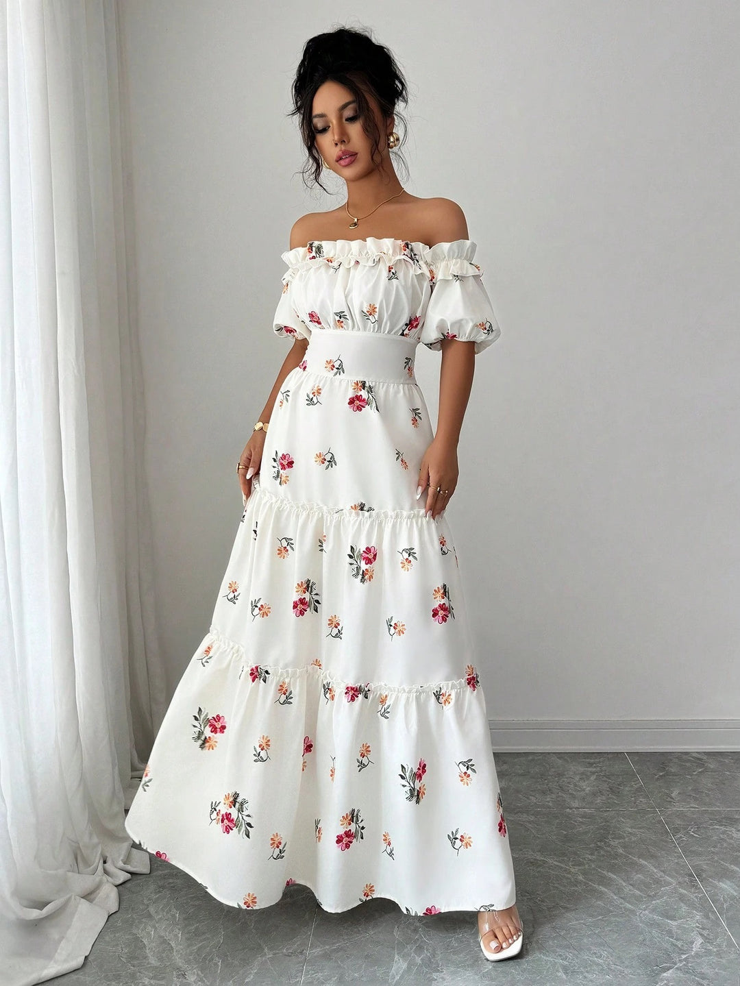 Kvinde Off-Shoulder Maxikjole med florale applikationer og flæser Stilla