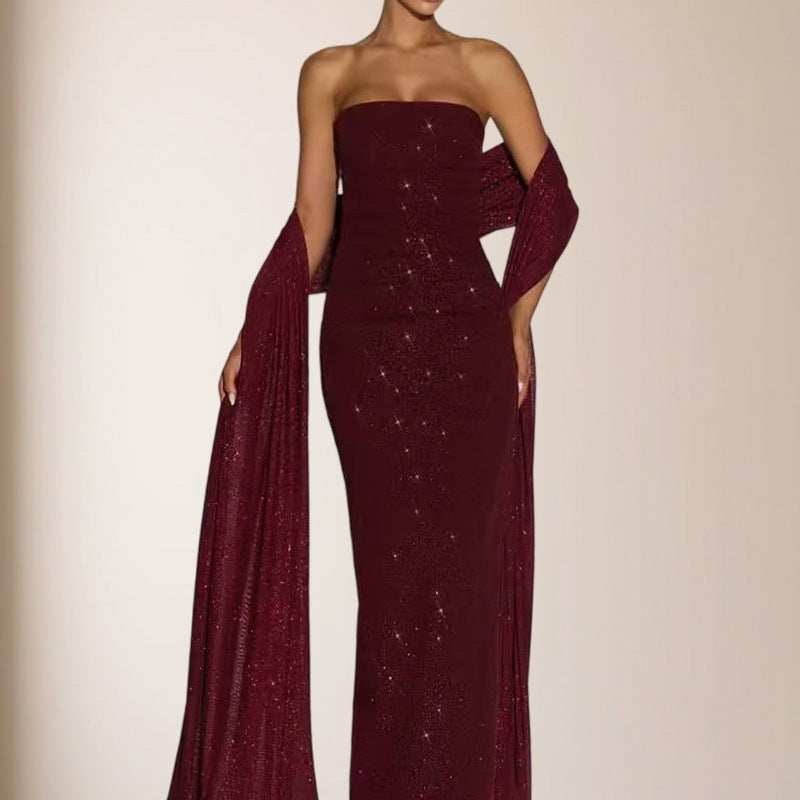 Dame elegante aftenkjole med glitrende paljetter og design uden stropper