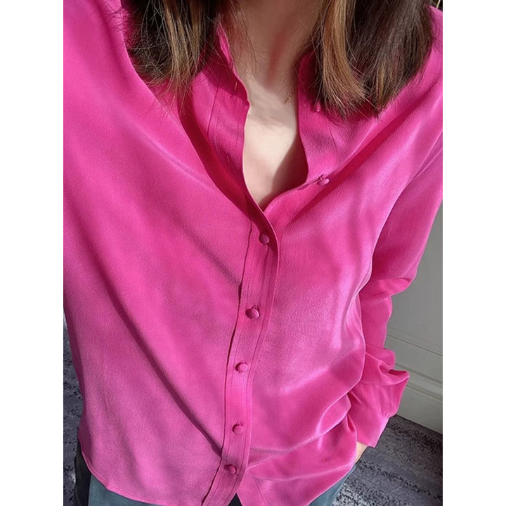 Damer elegant silke blouse med moderne snit og fine knapdetaljer Stilla