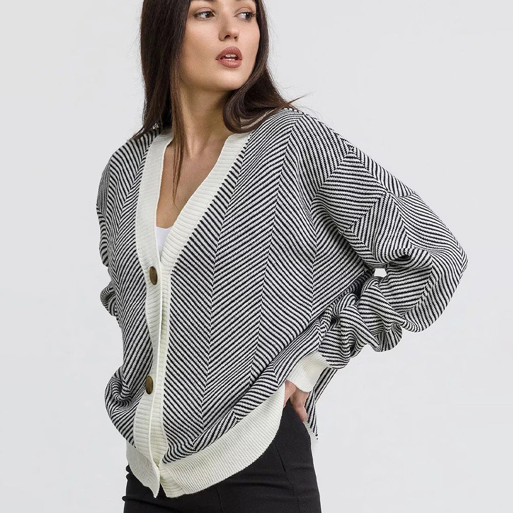 Kvinders fashionable strikket cardigan i chevron mønster med elegant knaplukning Stilla