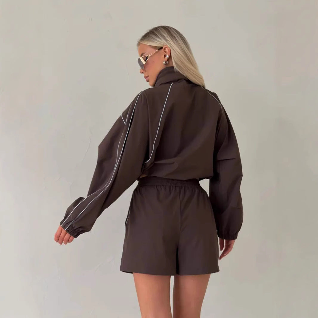 Kvindernes sporty jakke med shorts i moderne udendørs stil Skovae