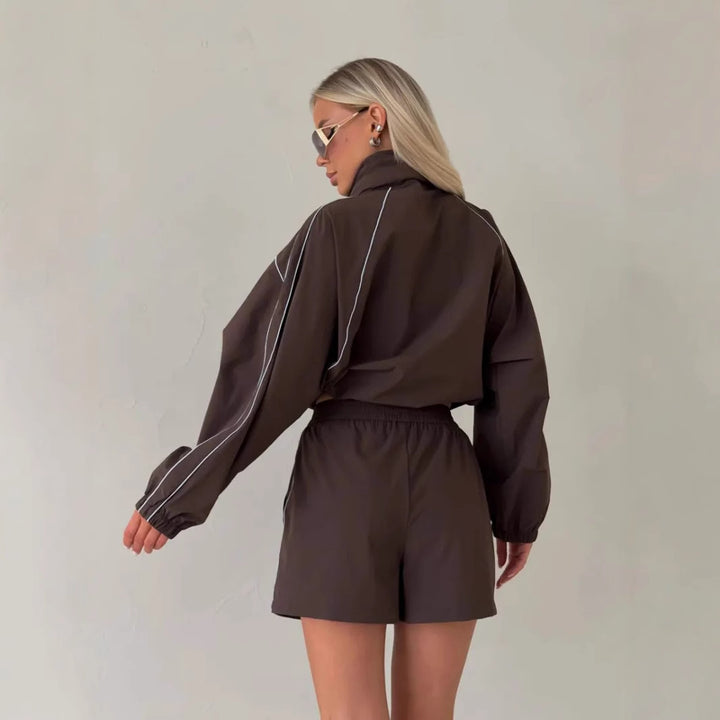 Kvindernes sporty jakke med shorts i moderne udendørs stil Skovae